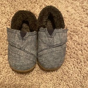 Toms size 5 wore inside a few times. Smoke free and dog friendly home.